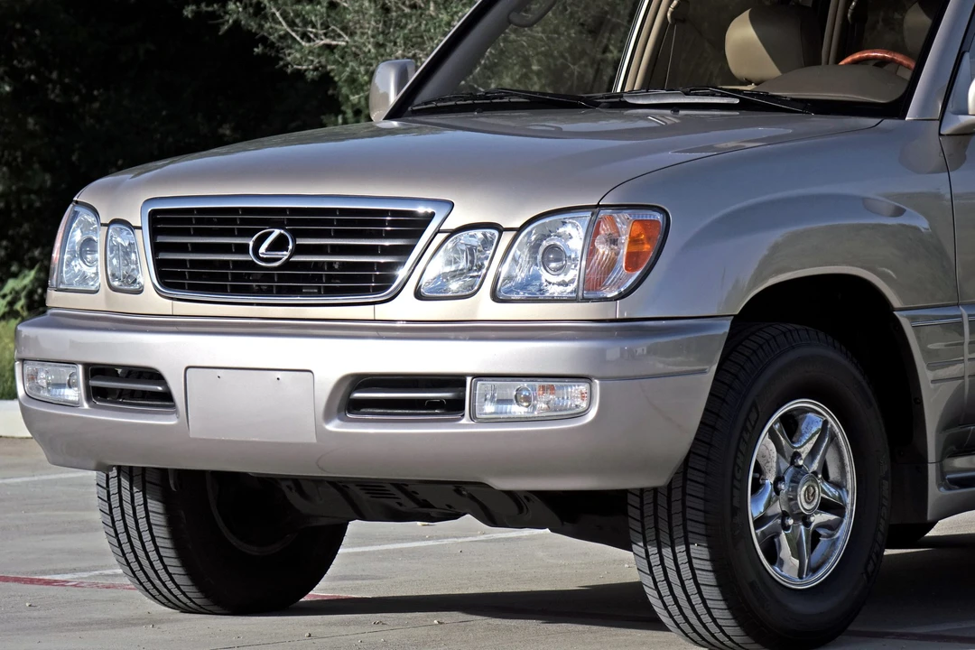 2000 Lexus LX 2nd Gen - Image 26 of 31