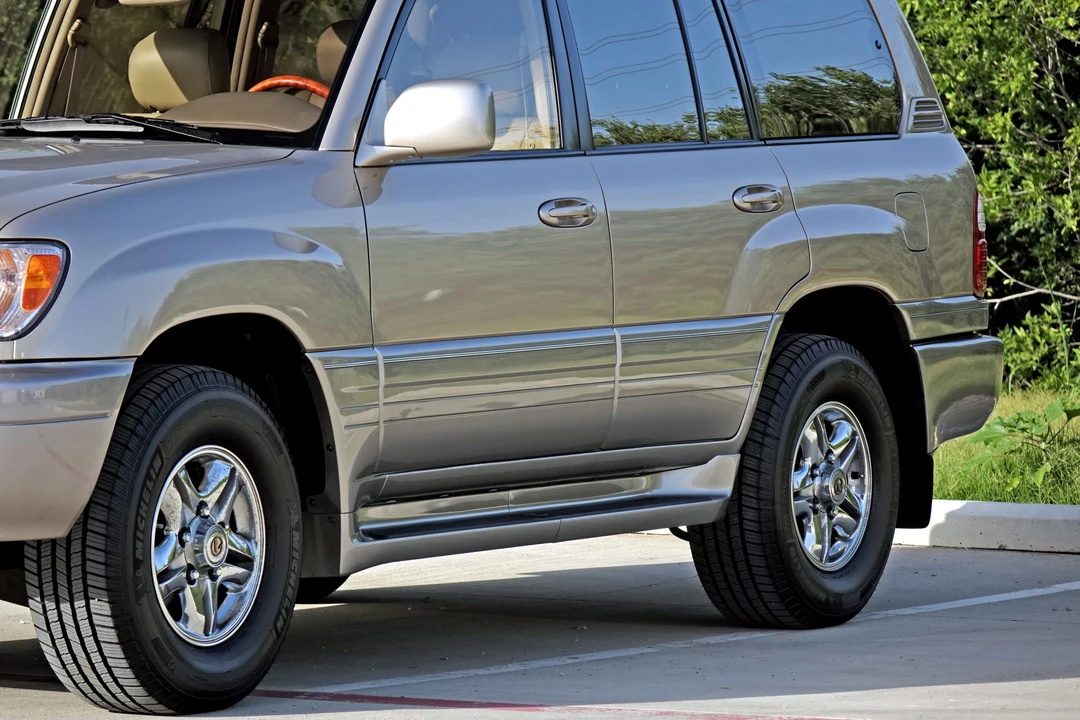2000 Lexus LX 2nd Gen - Image 15 of 31