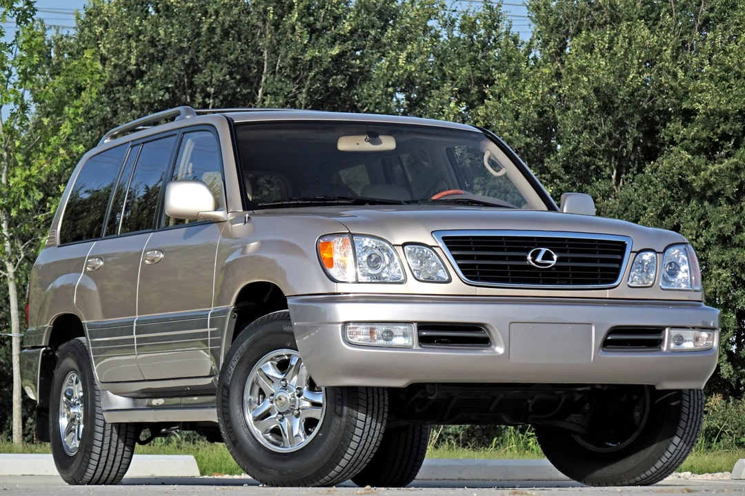 2000 Lexus LX 2nd Gen - Image 11 of 31