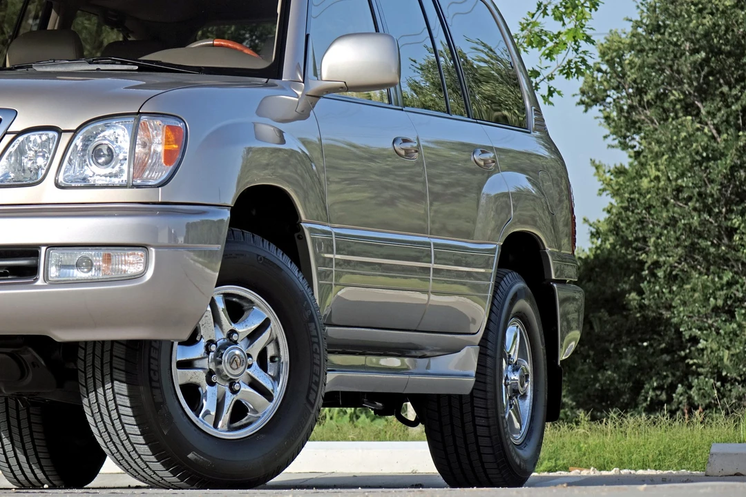 2000 Lexus LX 2nd Gen - Image 14 of 31