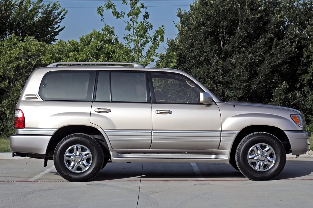 2000 Lexus LX 2nd Gen - Image 9 of 31
