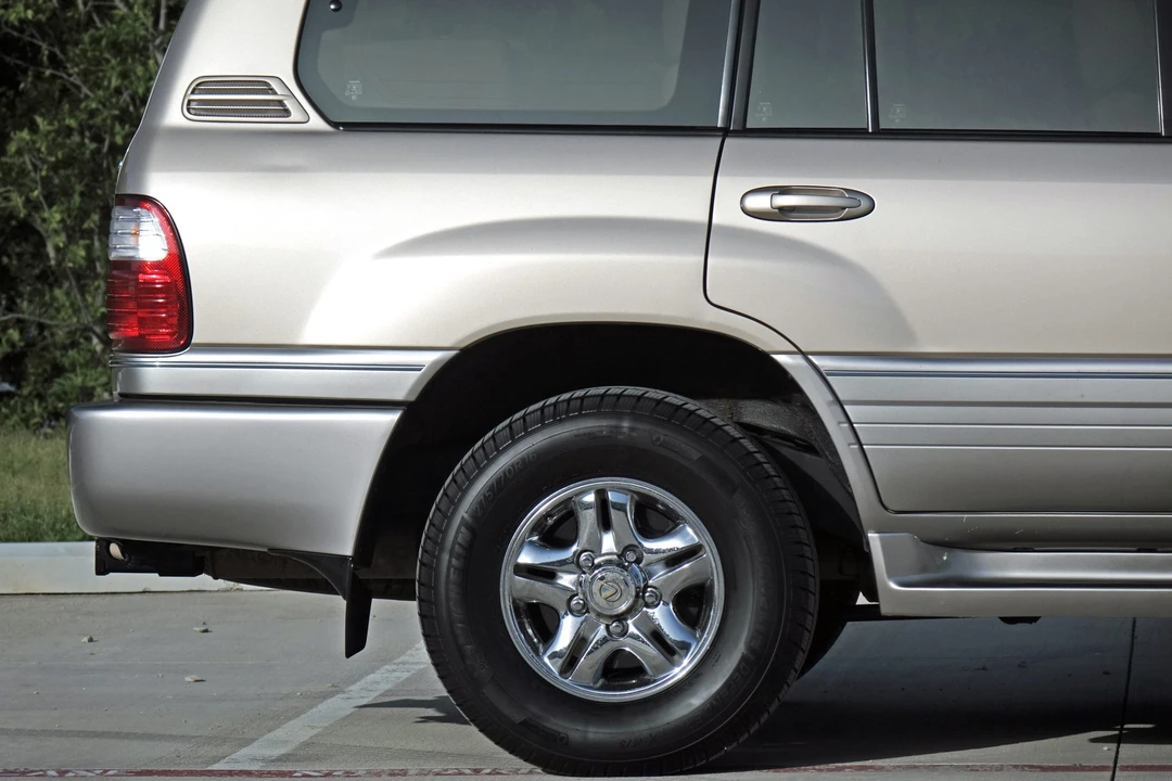 2000 Lexus LX 2nd Gen - Image 22 of 31