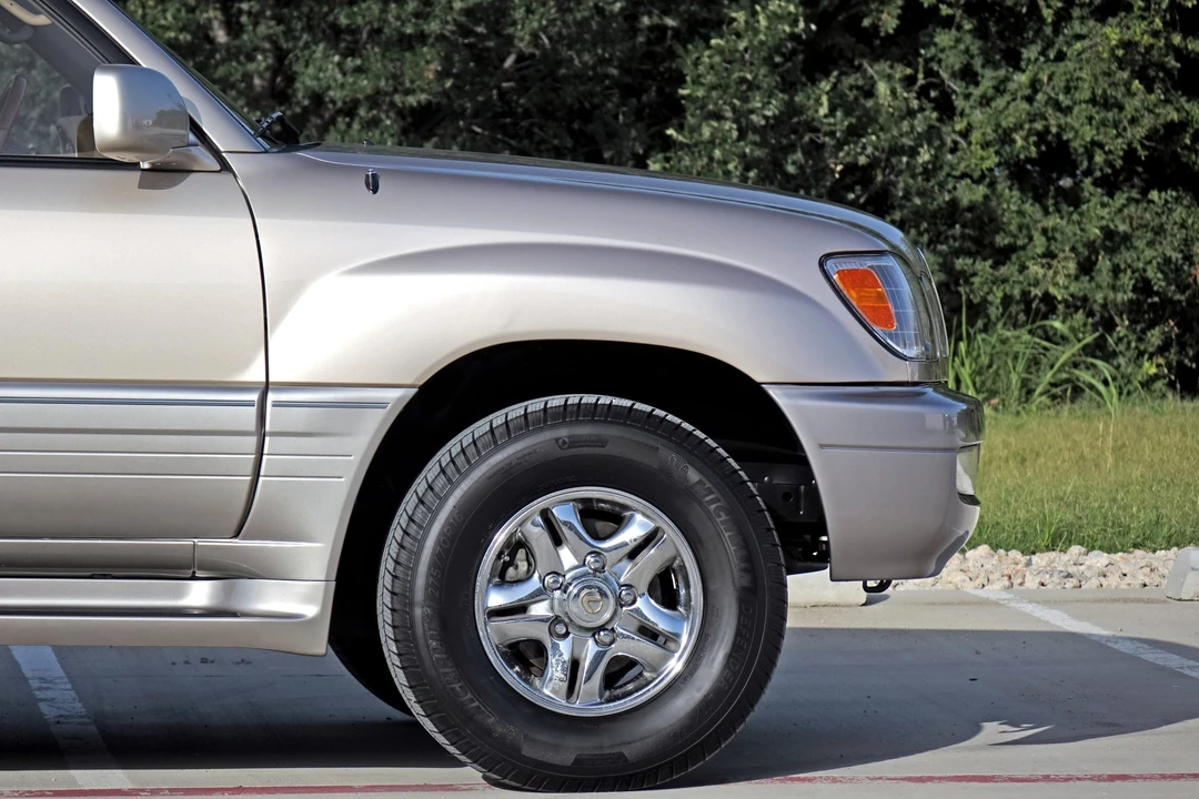 2000 Lexus LX 2nd Gen - Image 23 of 31