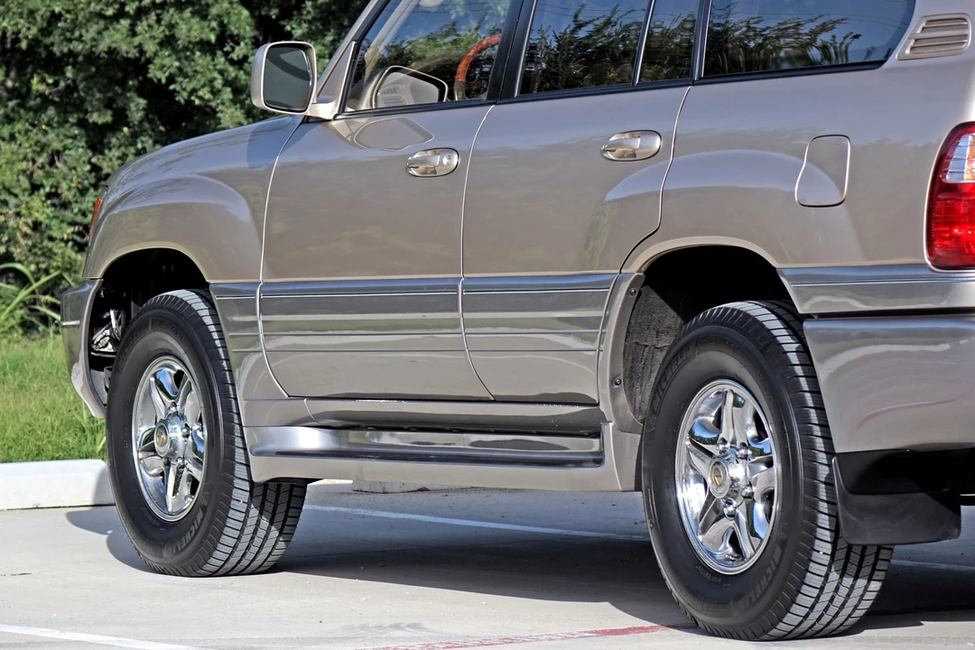 2000 Lexus LX 2nd Gen - Image 18 of 31