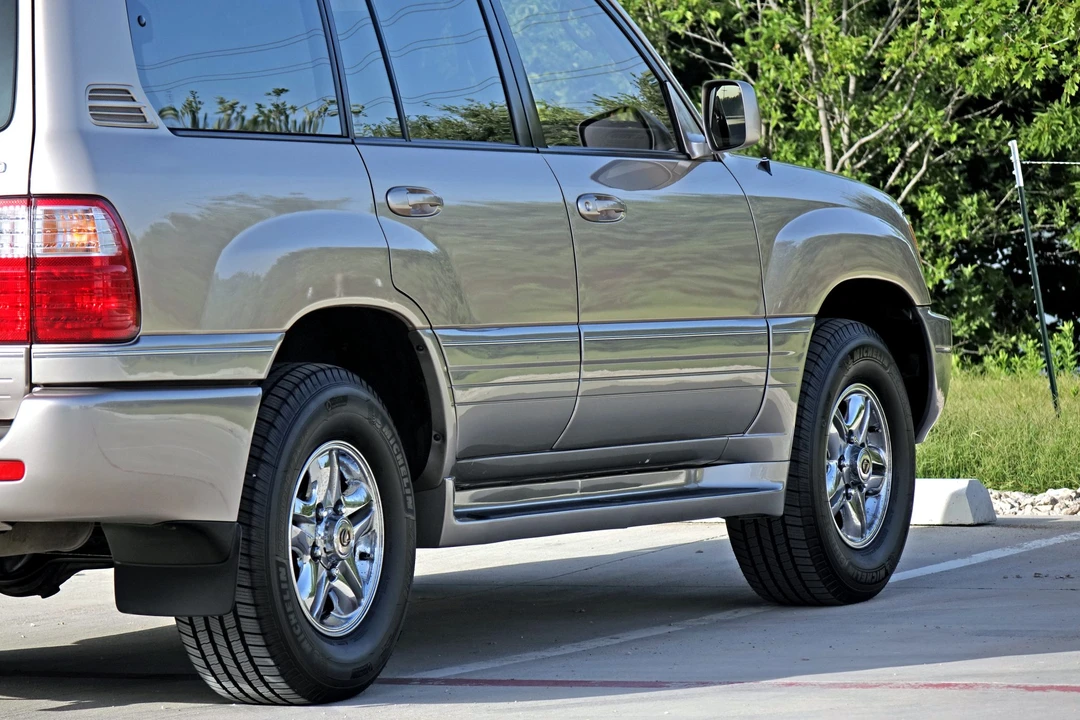 2000 Lexus LX 2nd Gen - Image 16 of 31