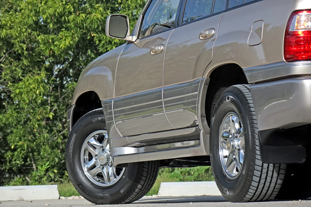 2000 Lexus LX 2nd Gen - Image 19 of 31