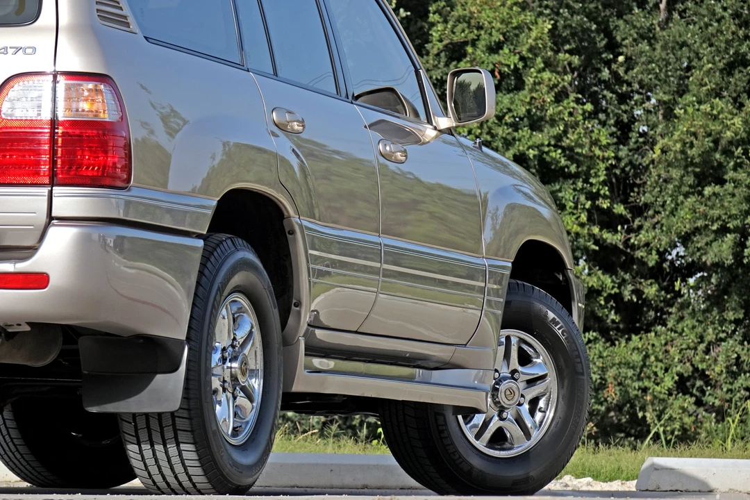 2000 Lexus LX 2nd Gen - Image 17 of 31