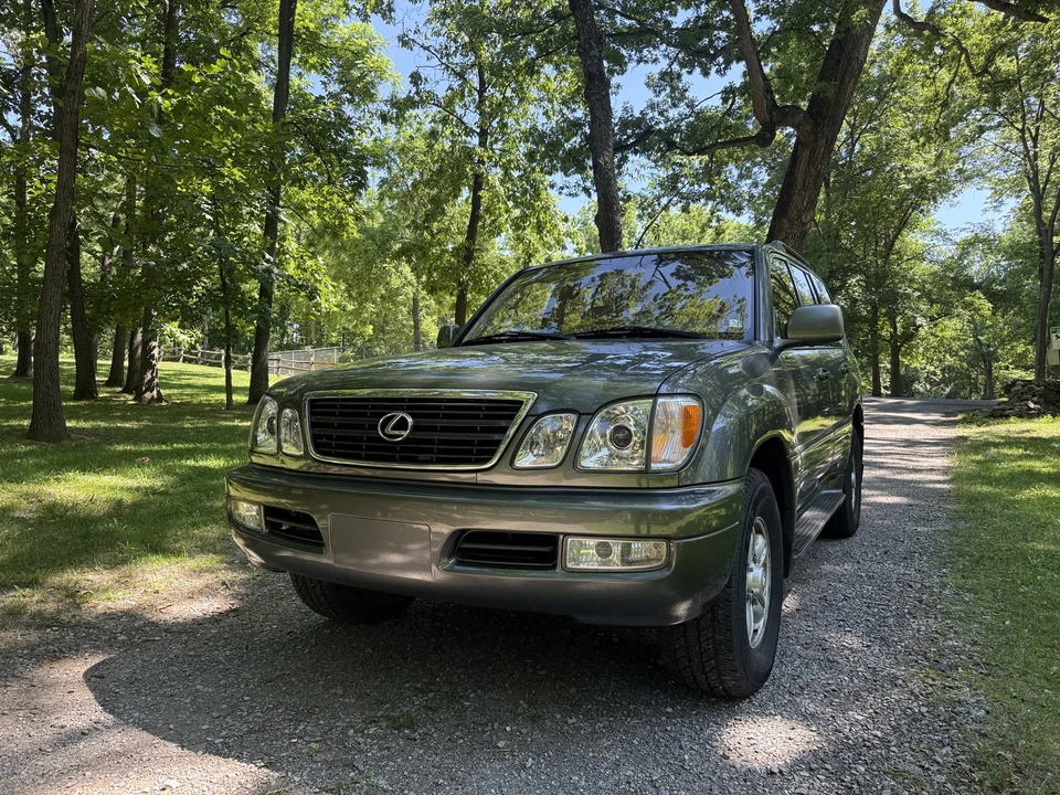 2000 Lexus LX 2nd Gen - Image 2 of 31
