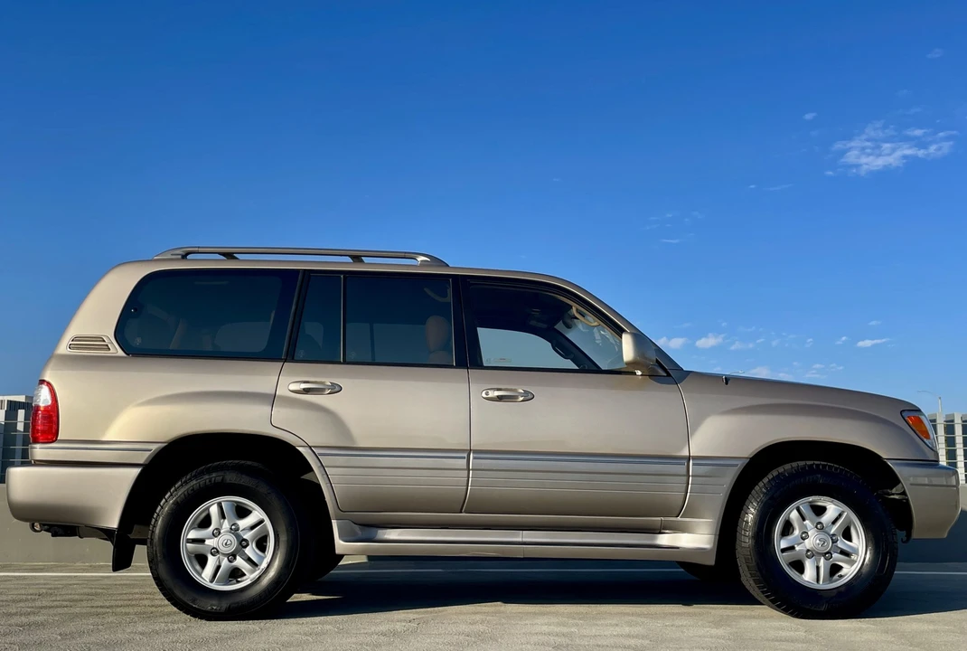 2000 Lexus LX 2nd Gen - Image 15 of 31