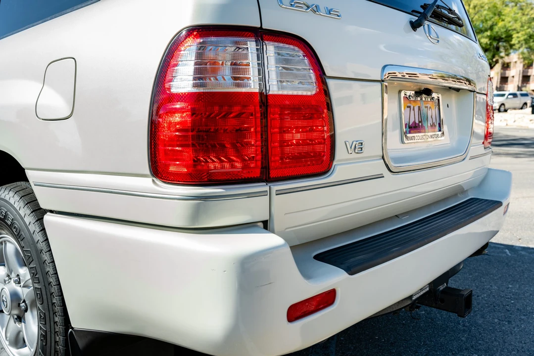 2000 Lexus LX 2nd Gen - Image 29 of 31