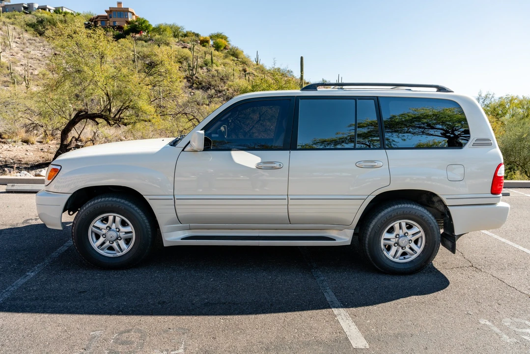 2000 Lexus LX 2nd Gen - Image 9 of 31
