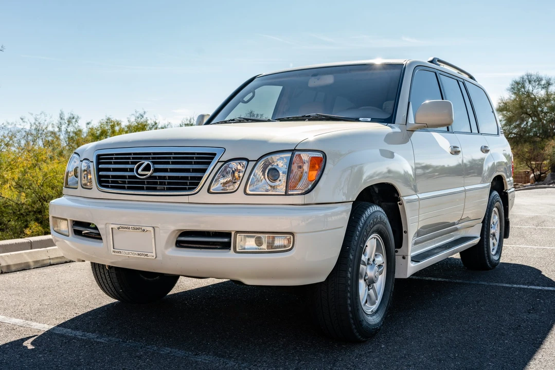 2000 Lexus LX 2nd Gen - Image 2 of 31