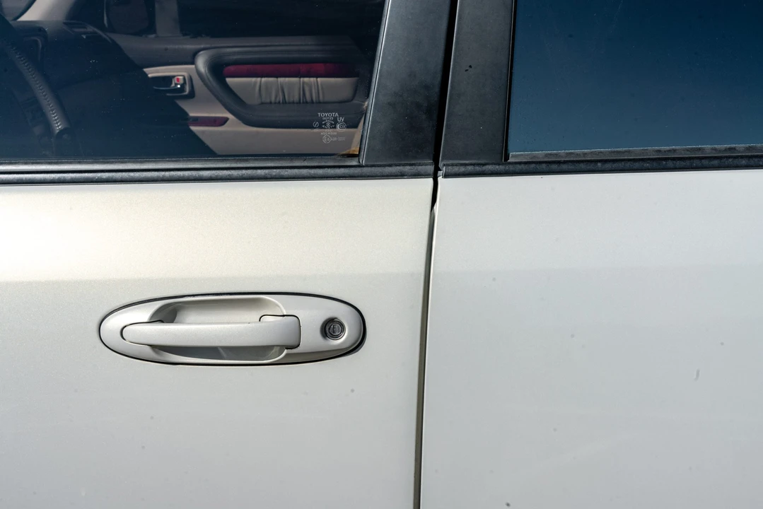 2000 Lexus LX 2nd Gen - Image 21 of 31