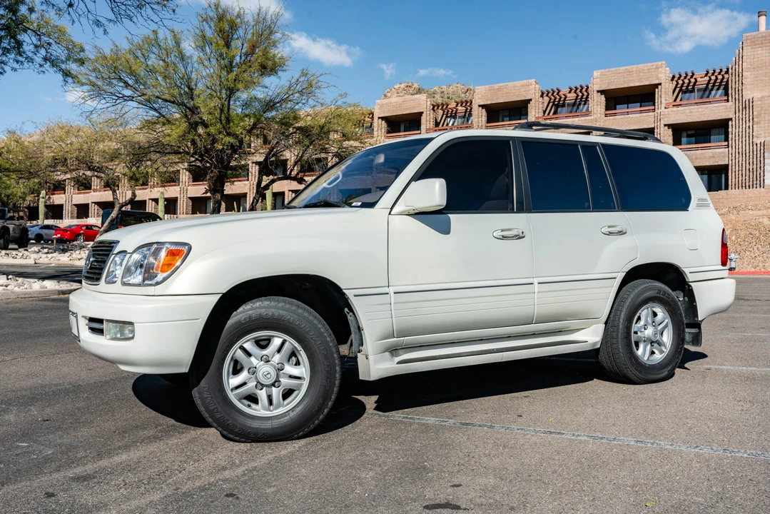 2000 Lexus LX 2nd Gen - Image 10 of 31