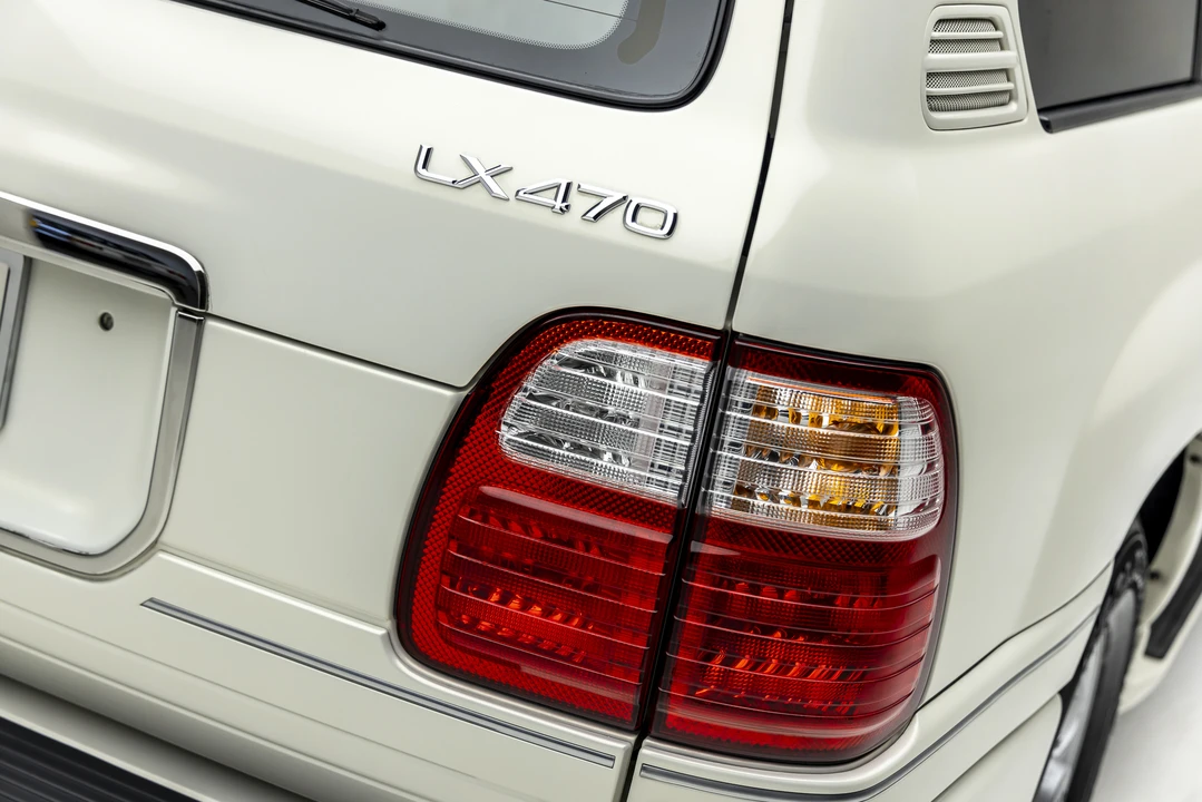 2000 Lexus LX 2nd Gen - Image 18 of 31