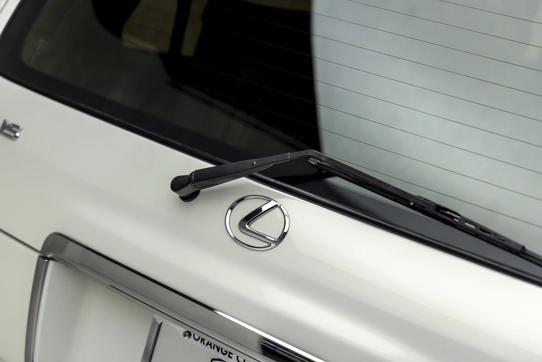 2000 Lexus LX 2nd Gen - Image 19 of 31