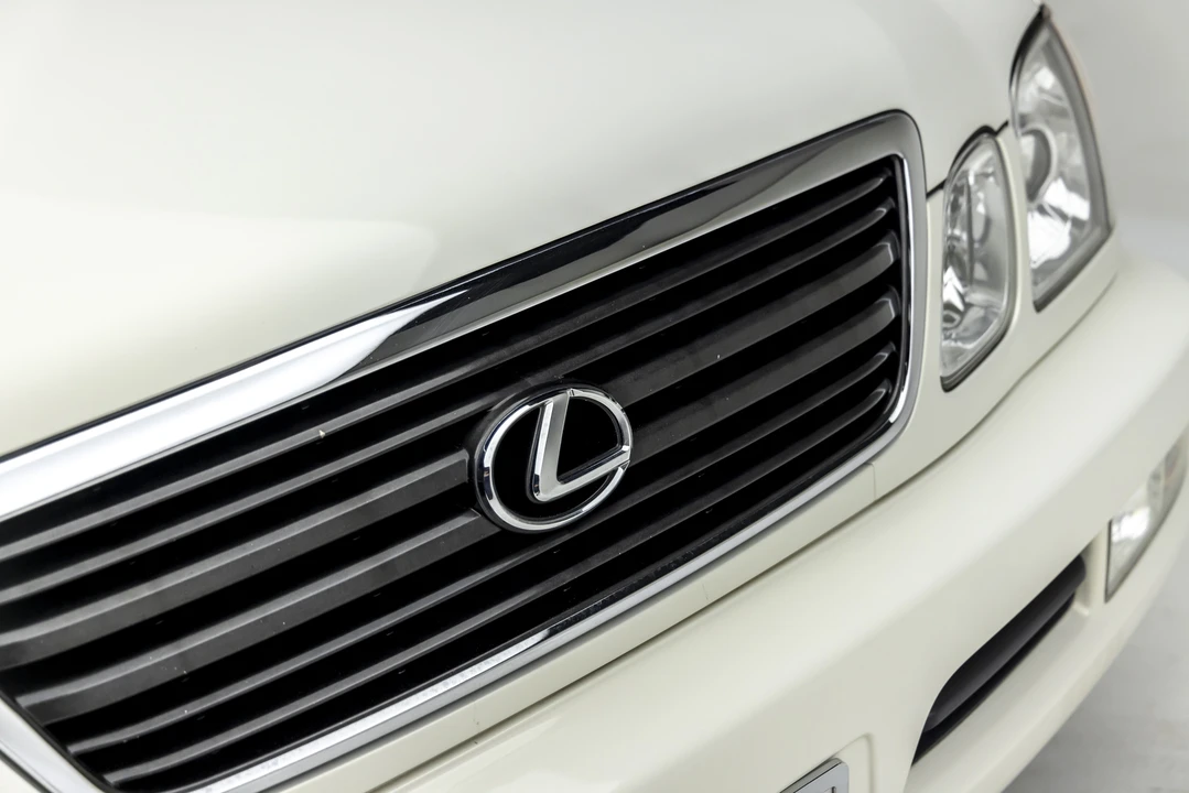 2000 Lexus LX 2nd Gen - Image 14 of 31