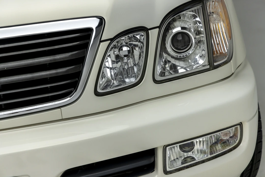 2000 Lexus LX 2nd Gen - Image 15 of 31