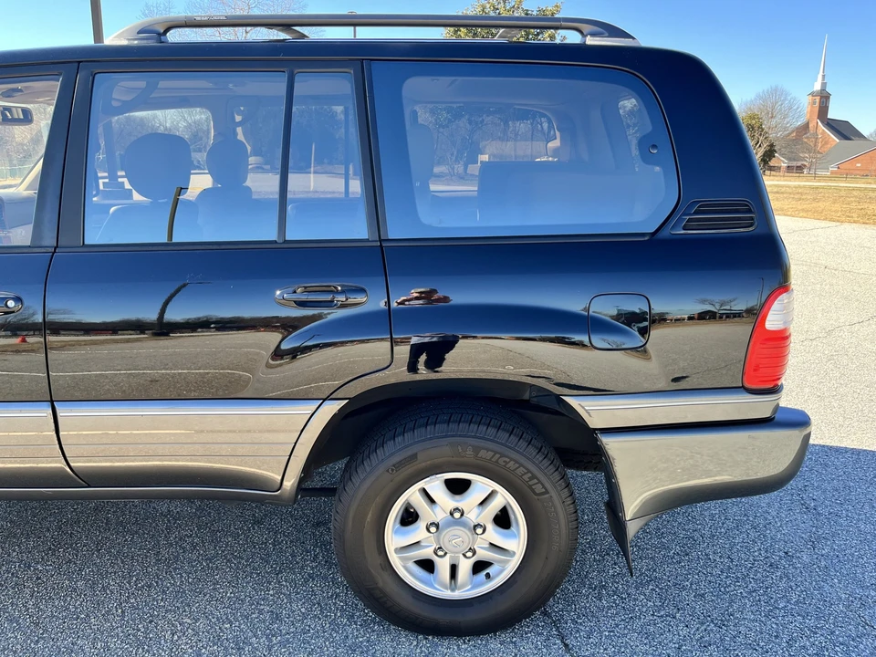 2000 Lexus LX 2nd Gen - Image 26 of 31