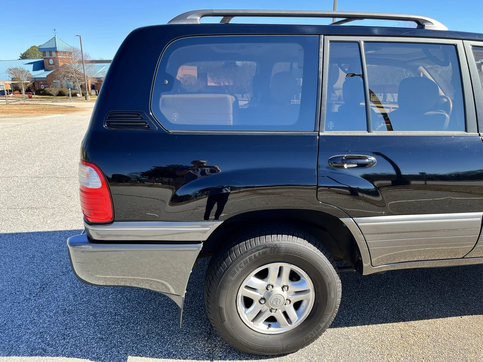2000 Lexus LX 2nd Gen - Image 27 of 31