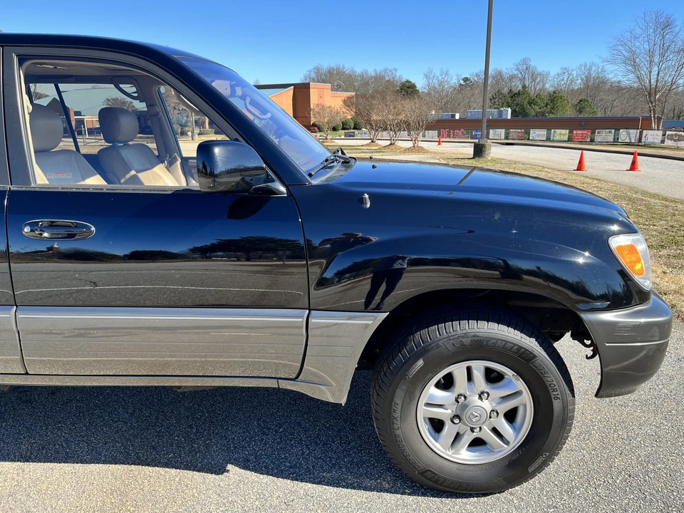 2000 Lexus LX 2nd Gen - Image 25 of 31