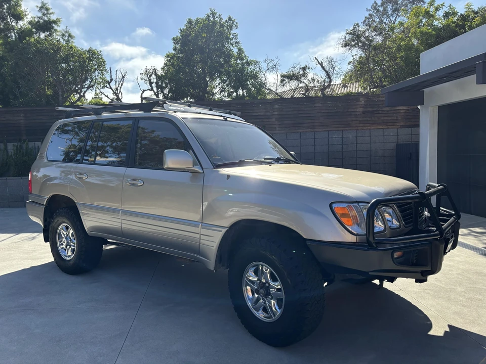2000 Lexus LX 2nd Gen - Image 18 of 31