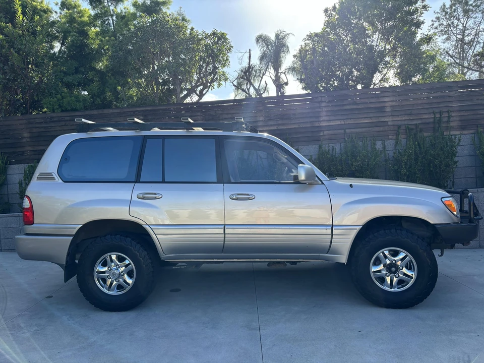 2000 Lexus LX 2nd Gen - Image 11 of 31