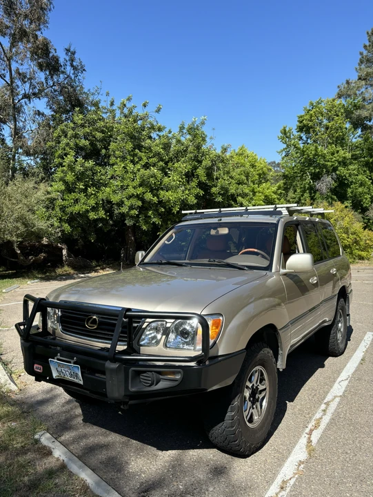 2000 Lexus LX 2nd Gen - Image 2 of 31