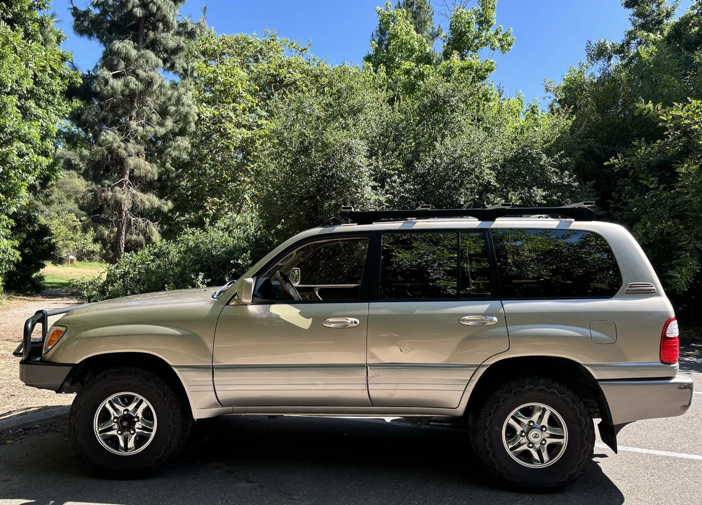 2000 Lexus LX 2nd Gen - Image 4 of 31
