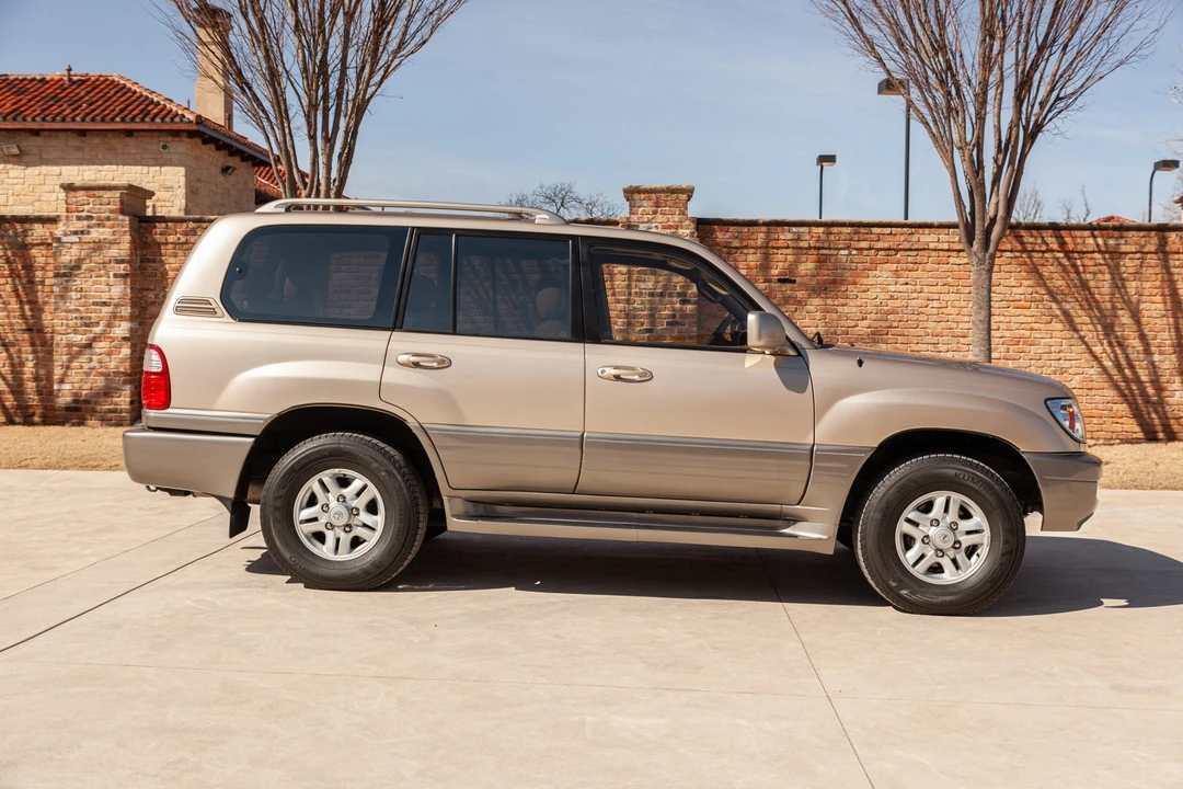 2000 Lexus LX 2nd Gen - Image 9 of 31