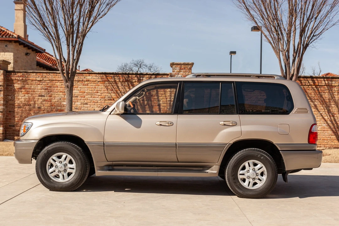 2000 Lexus LX 2nd Gen - Image 2 of 31