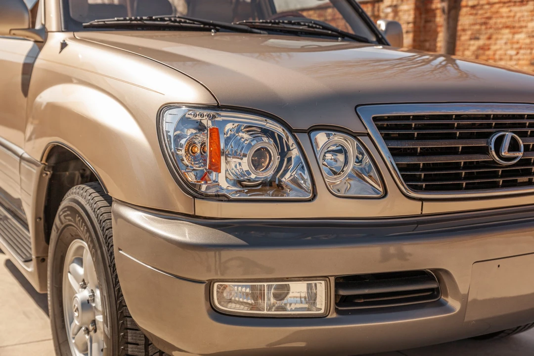 2000 Lexus LX 2nd Gen - Image 26 of 31
