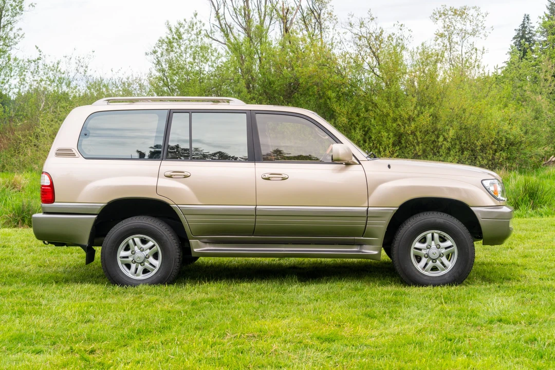 2000 Lexus LX 2nd Gen - Image 10 of 31