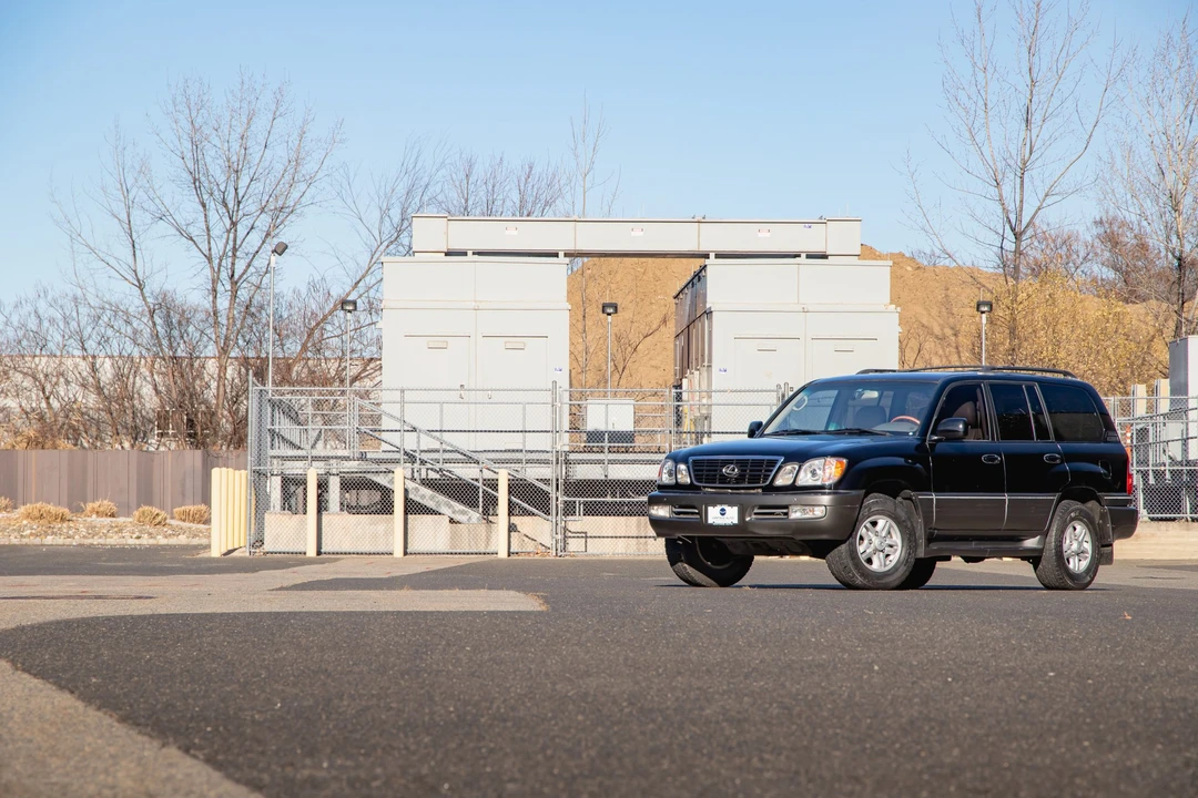 2000 Lexus LX 2nd Gen - Image 3 of 31