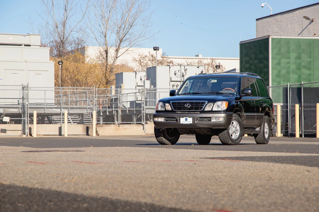 2000 Lexus LX 2nd Gen - Image 2 of 31