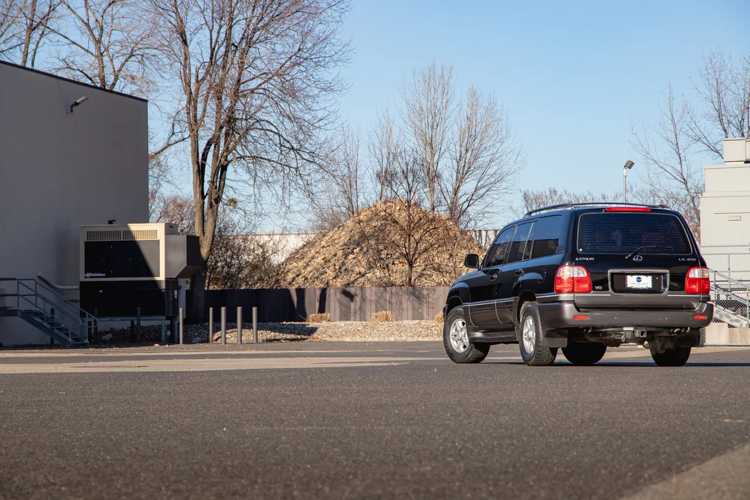 2000 Lexus LX 2nd Gen - Image 5 of 31