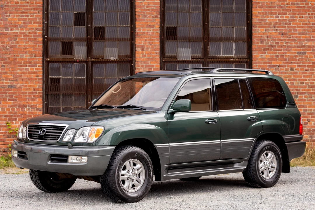 2000 Lexus LX 2nd Gen - Image 2 of 31