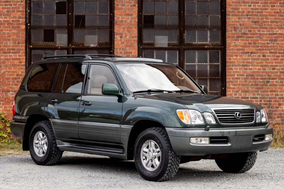 2000 Lexus LX 2nd Gen - Image 10 of 31