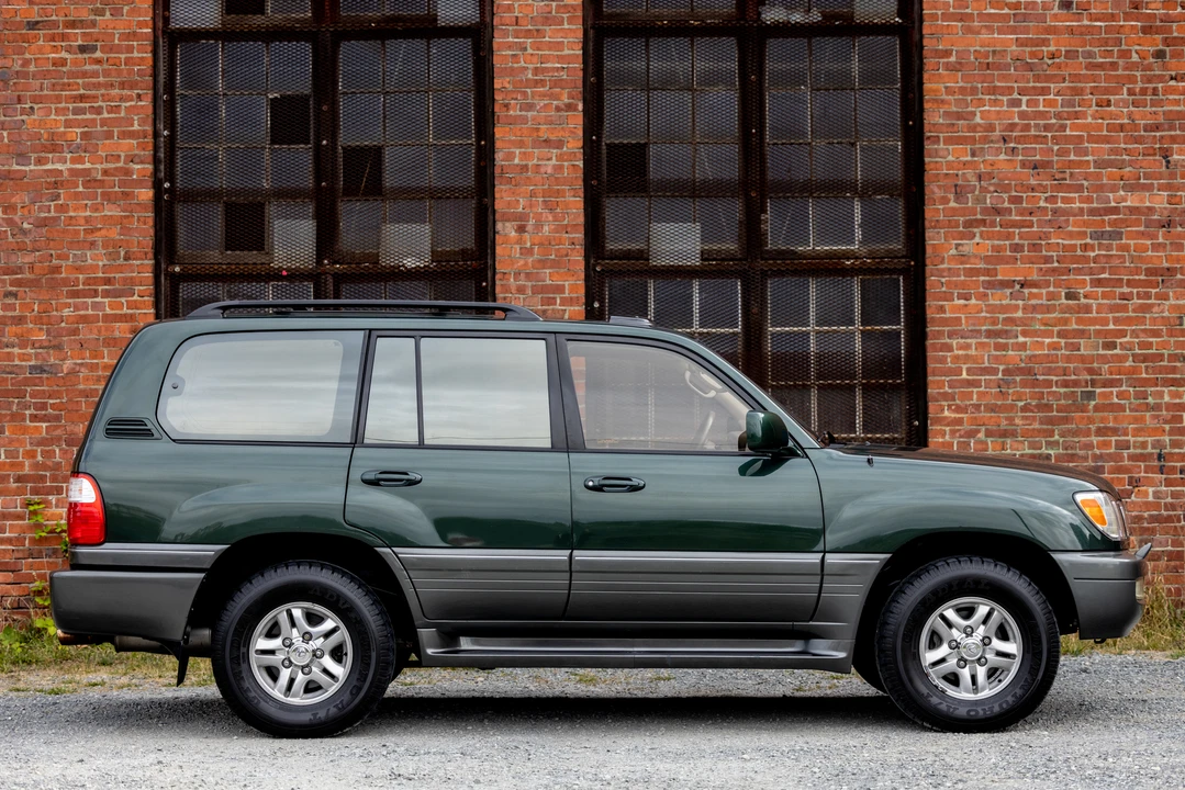 2000 Lexus LX 2nd Gen - Image 9 of 31