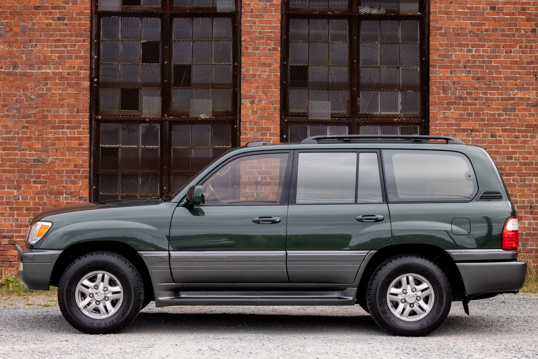 2000 Lexus LX 2nd Gen - Image 3 of 31