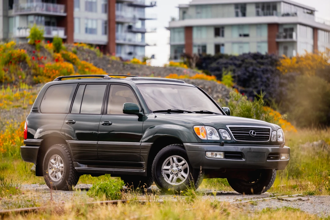 2000 Lexus LX 2nd Gen - Image 15 of 31