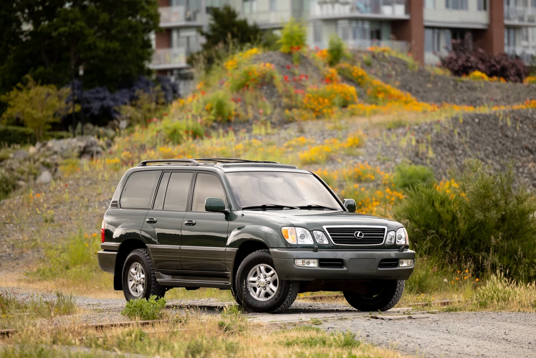 2000 Lexus LX 2nd Gen - Image 13 of 31