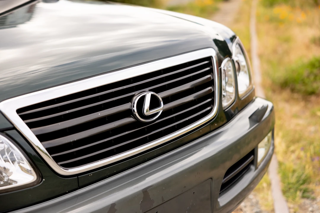 2000 Lexus LX 2nd Gen - Image 24 of 31