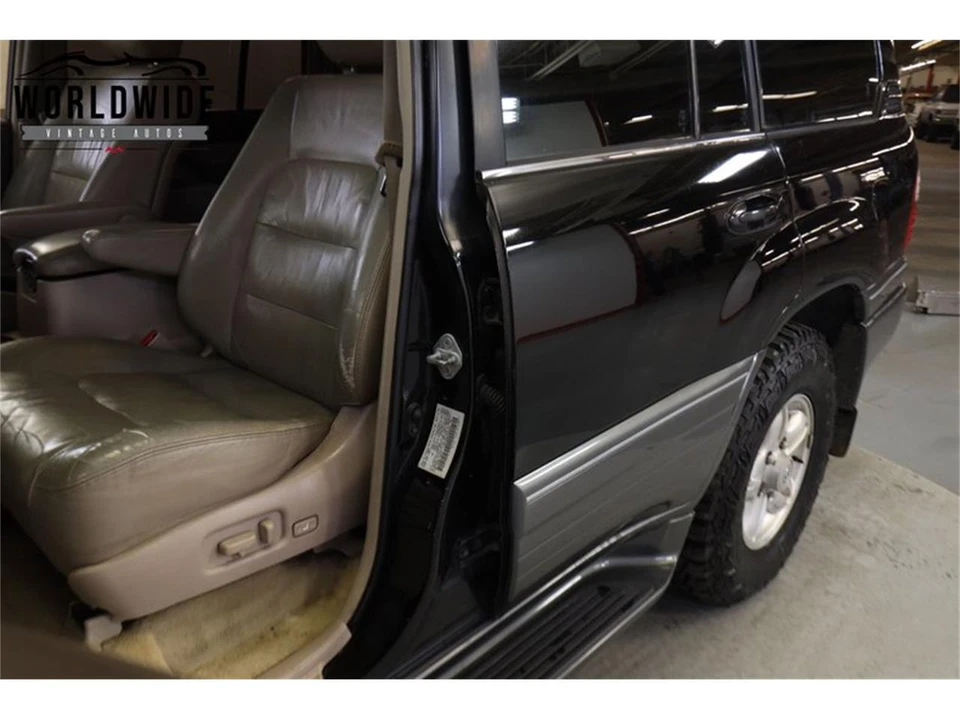 2000 Lexus LX 2nd Gen - Image 27 of 31