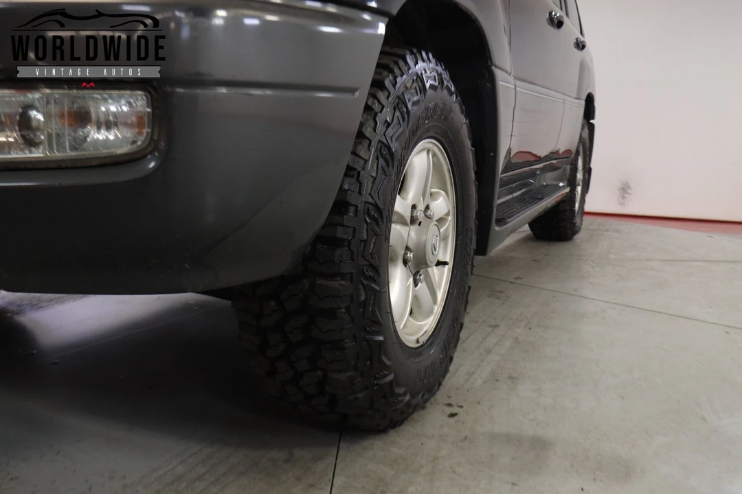 2000 Lexus LX 2nd Gen - Image 11 of 12