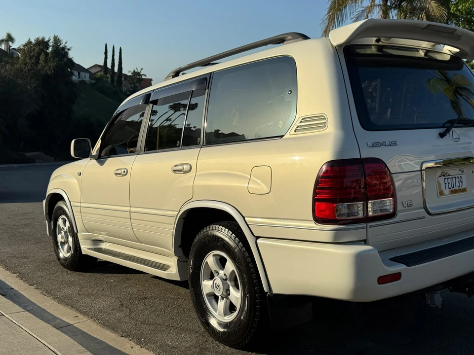 2000 Lexus LX 2nd Gen - Image 17 of 31