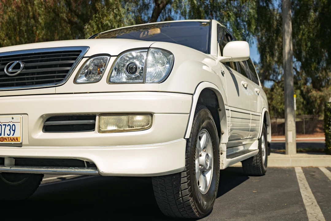 2000 Lexus LX 2nd Gen - Image 25 of 31