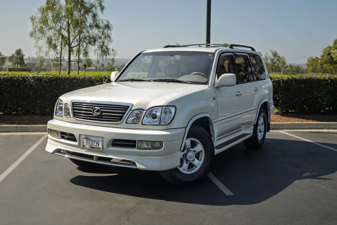 2000 Lexus LX 2nd Gen - Image 2 of 31