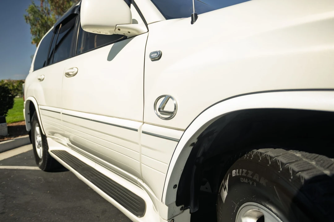 2000 Lexus LX 2nd Gen - Image 21 of 31