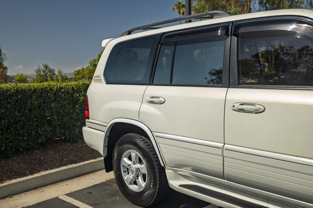 2000 Lexus LX 2nd Gen - Image 19 of 31